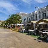 ...mentre su quello �terra� ci sono delle abitazioni a due piani a �colorare� la zona